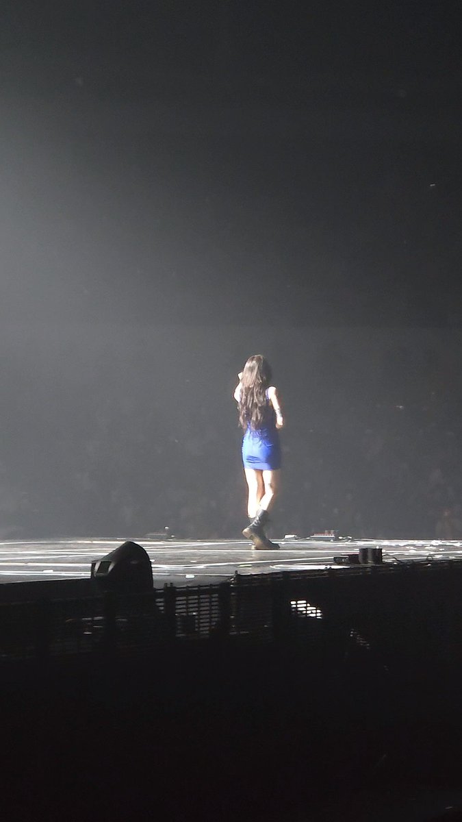 눈물의 시제석.. 제가 다녀와봤는데요? (22구역) 사이드 전광판도 있고, 음향도 괜찮았어요!
무엇보다 예린이가 꽤 자주 굽어살펴주심....
파란색 네모쪽이 주 무대였고, 줌 땡기면 저정도? 걱정마시고 즐거운 관람 되시길!! 시제석 기죽지뫄!!!