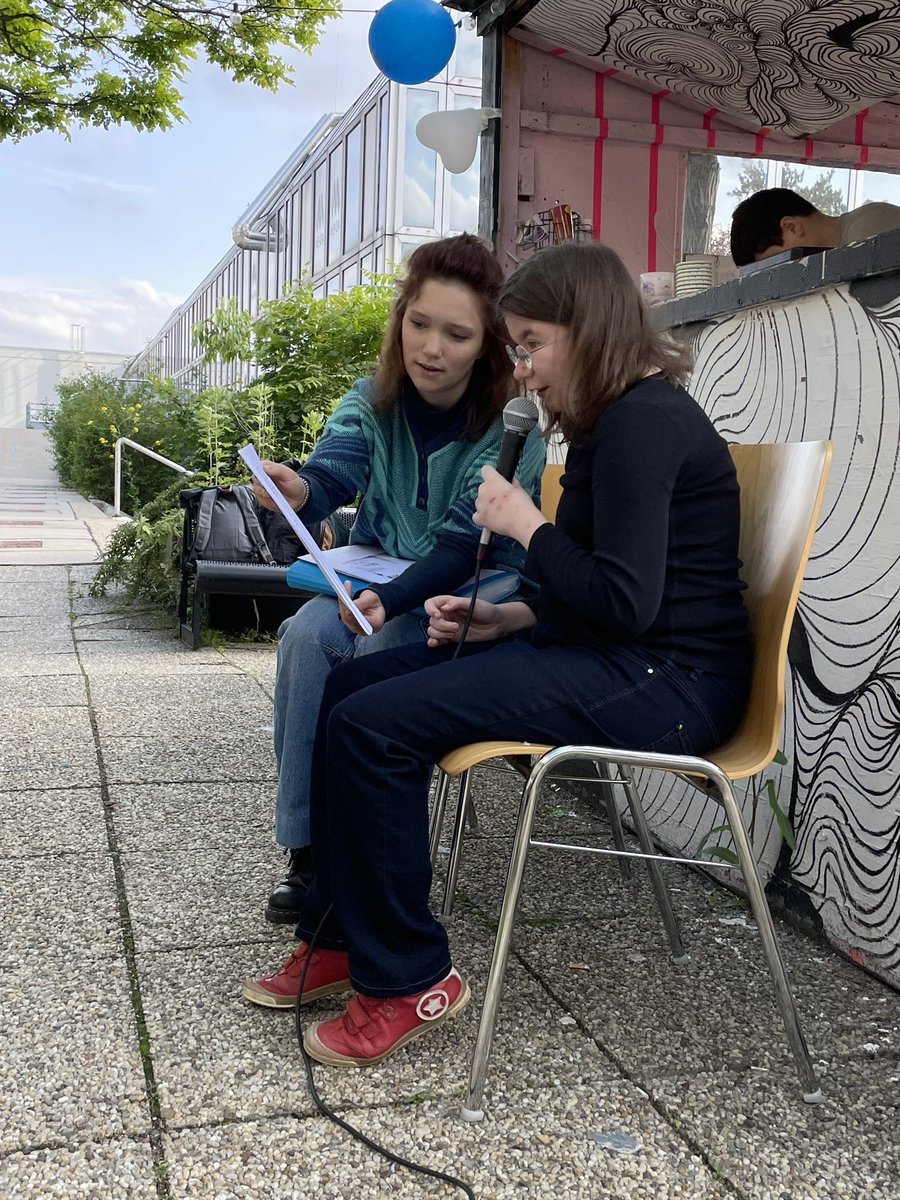 LandauDaniel's tweet photo. …hier noch, bisher einer meiner Lieblingsmomente bei der Feier hier gerade, von und mit @andererseits, der Brief von Hanna wird vorgelesen 🙏😍
…auch gut, der @ORF filmte zuvor die Redaktion, für #HeimatFremdeHeimat 💪❤️
Nochmals, Happy Birthday! 😊 cc @clara_porak uam 🙏 https://t.co/64noOyaRZc
