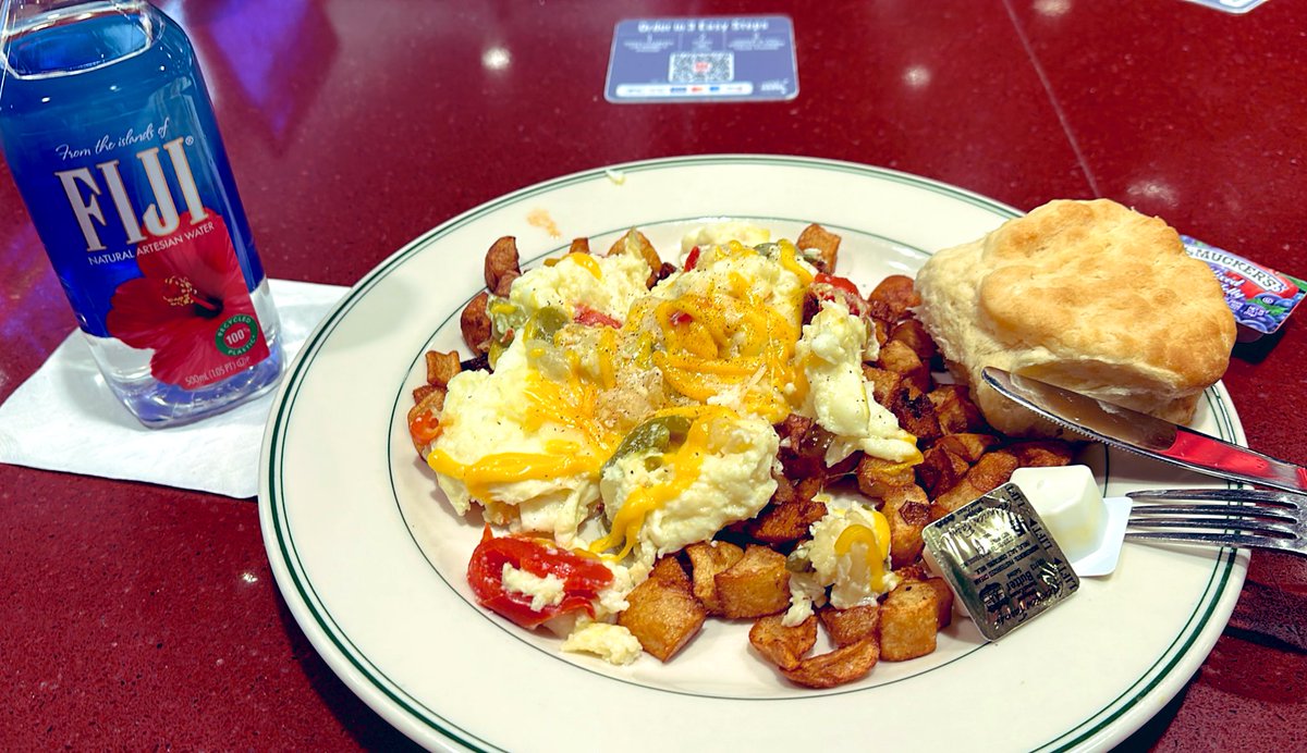 ChannelPR's tweet image. Best looking (and tasting) breakfast at an airport I’ve ever had! AND they said yes to egg whites @Tiffani_Bova!! 🤩

PS - I think I’m the only one sitting at the bar who’s not hungover and drinking H20. 🤣

Wheels up soon!! #IDAHOME #IngramMicroGCIS23