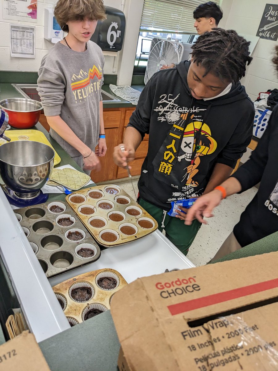 kpreto230's tweet photo. More cupcake wars! @staggfacs https://t.co/dPDCTIwzBc