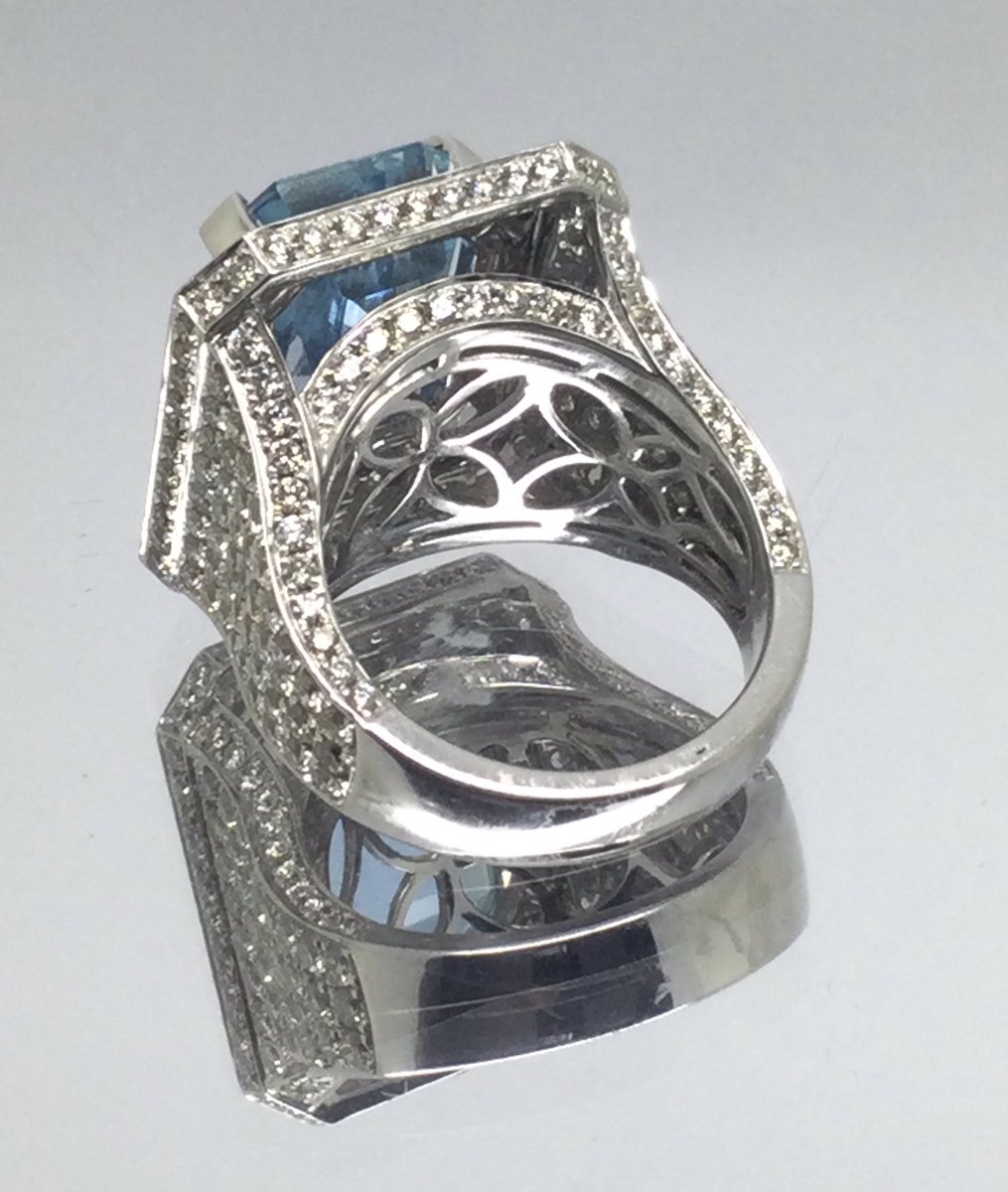 ericross12's tweet photo. 💎 This weekends special offer 💎 

This 18ct White Gold Aquamarine &amp; #Diamond ring contains a 6.18ct Emerald cut Aquamarine set in a mount containing 350 Round Brilliant cut diamonds weighing 5.00ct in total. 

This weekend this ring could be yours for £4,500.00

#hattongarden https://t.co/3hrC4MLcJ1
