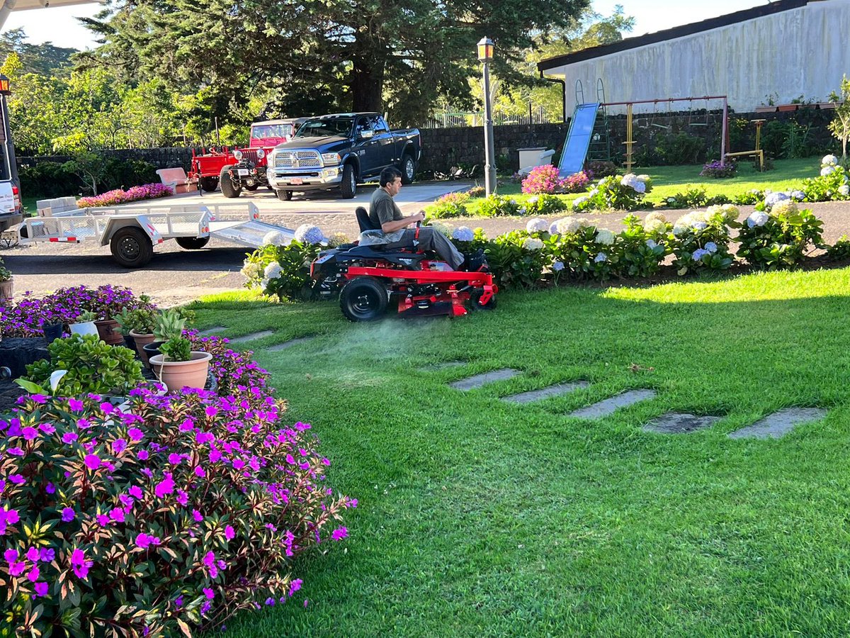 segaexport's tweet photo. Otro cliente contento con su nuevo @Gravelymowers ZTX! Another customer happy with their new #GravelyZTX! 😃 Gracias Siviany y @quimicasunidas por sus esfuerzos! 🔥💪 #tractorgirocero #girocero #cortacesped #cortagrama #puravida #costarica #gravely https://t.co/QbHqzhKTQZ