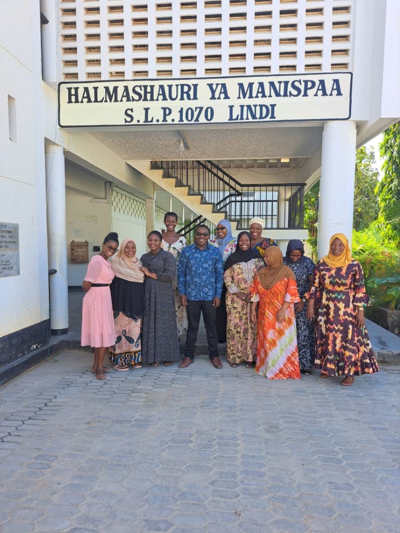 JMnwele's tweet photo. Leo nimeagana na watumishi wenzangu 10 wakiwemo makatibu muhtasi na watunza kumbukumbu (TAPSEA na TRAMPA) wakijiandaa kushiriki kikao kazi maalum Zanzibar wiki ijayo. https://t.co/e0DBzj9n3C