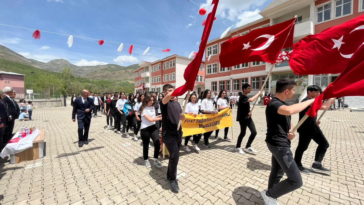 Gazi Mustafa Kemal Atatürk’ün Samsun’a çıkışının 104. yılı, 19 Mayıs Atatürk’ü Anma Gençlik Spor Bayramı, Sayın Kaymakamımız Muhammet İKİS, İlçe Protokolü, değerli öğrencilerimiz ve kıymetli vatandaşlarımızın yoğun katılımı ile   düzenlenen törenle kutlandı.