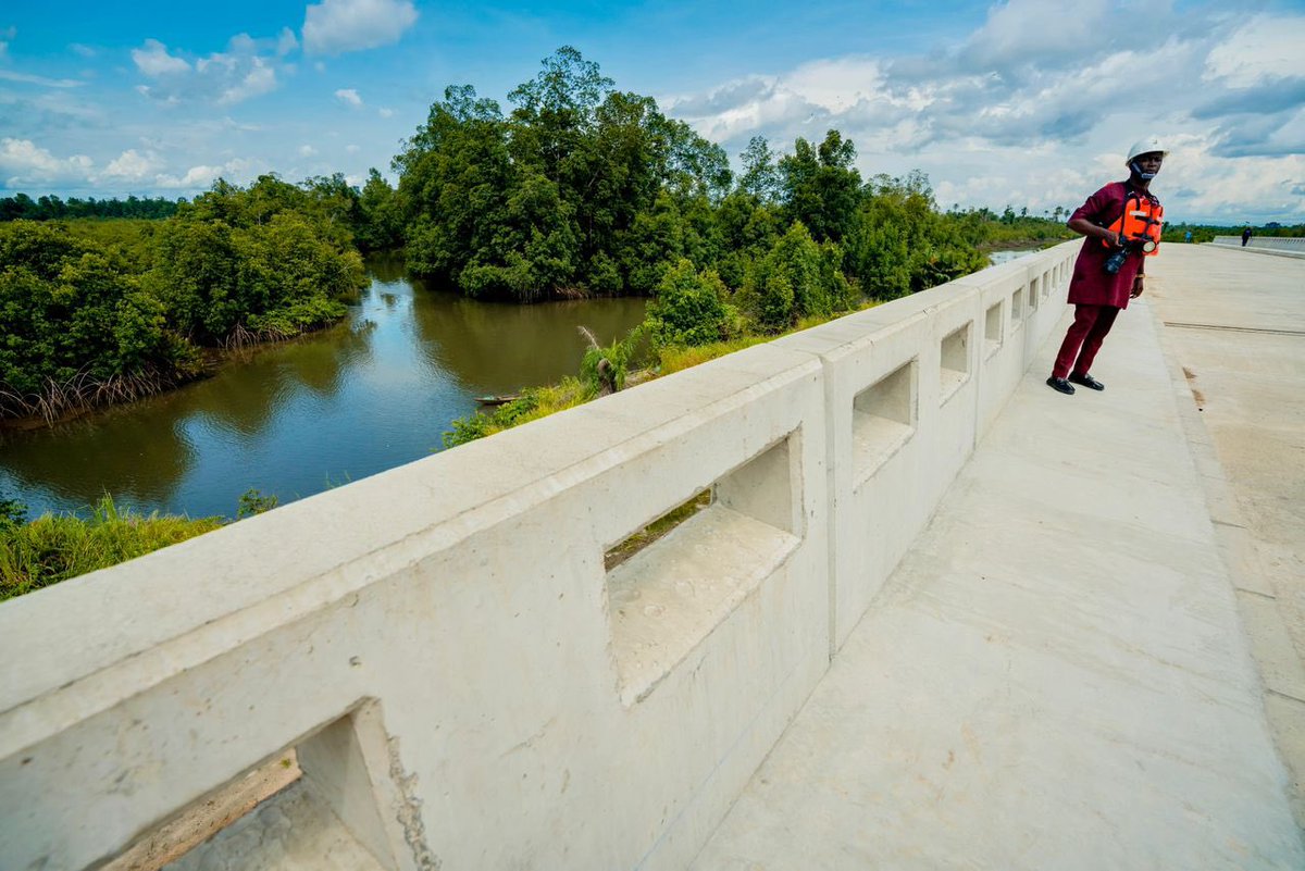 OfficialPDPNig's tweet photo. Governor @IAOkowa during his rounds of project inspection in the Warri axis inspected the Trans-Warri road and bridge construction project in Warri South LGA. 

These projects, which hold significant importance for the people of the Itsekiri Kingdom, upon their completion, will not only benefit the Itsekiri community — but will also open up numerous other communities along the region.

Governor Okowa’s administration in the last eight years has ensured equity and fairness in the allocation of projects to both upland and riverside communities — an act which has contributed to the peace and stable oil production in Delta State.

#OkowaFinishingStrong #StrongerDelta