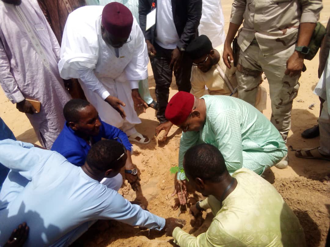 UNODC_Sahel's tweet image. 🚀 Lancement de la 3éme édition du Forum des #jeunes de Diffa avec 2️⃣5️⃣0️⃣ jeunes, parrainé par le Gouverneur de #Diffa
🌱Plantation de 50 #arbres fruitiers
👉A l’agenda : le rôle des jeunes dans la stabilisation de Diffa 
Merci @DanishMFA 🙏
#YPS #jeunesse