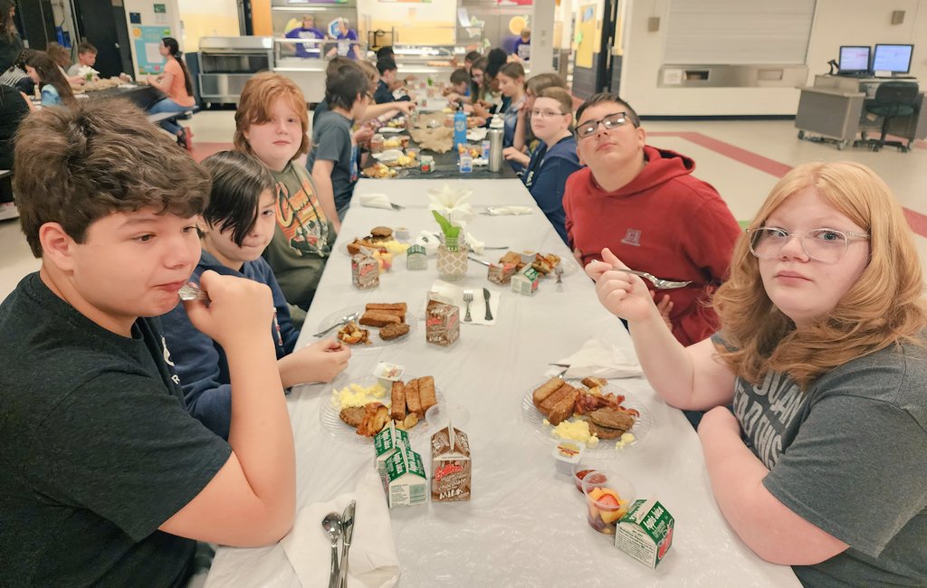 6th Grade at MoValley Elementary enjoyed a special breakfast this morning to celebrate their graduation! #tngfeedskids #MVproud @TNG_Corporate