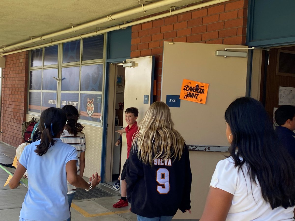 Moreno_OMSD's tweet photo. 6th graders having a blast during the scavenger hunt activity! https://t.co/P6pf2Ztn10