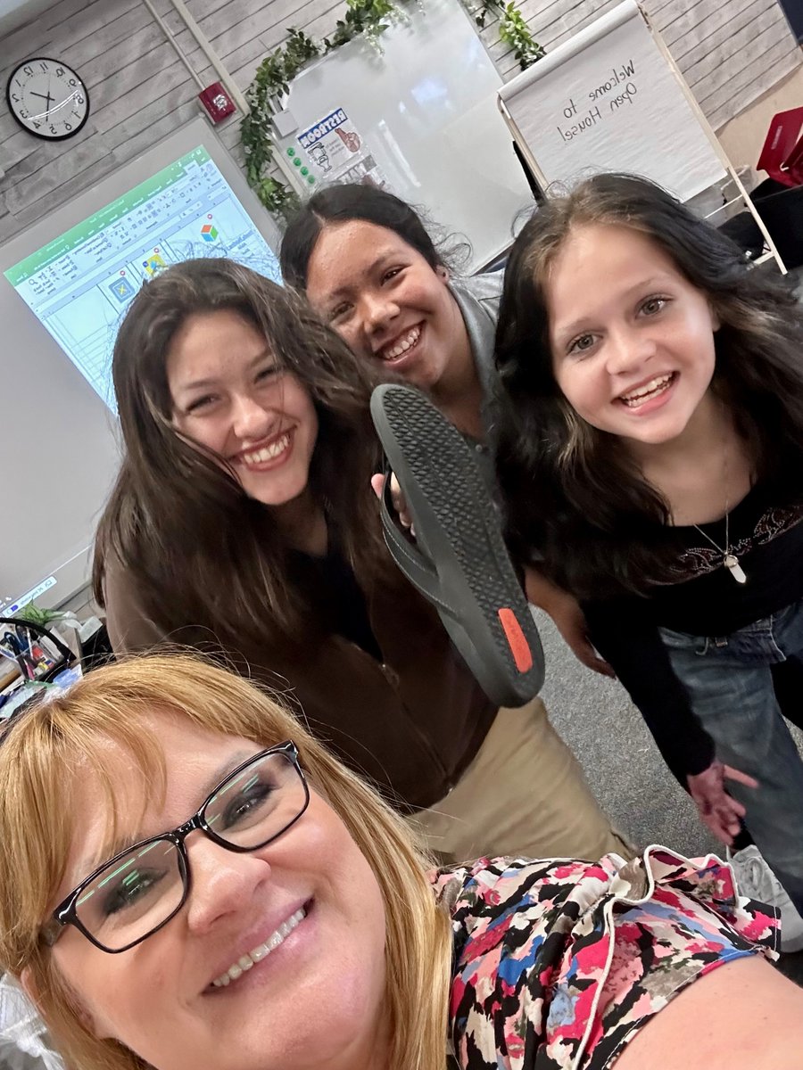 Moreno_OMSD's tweet photo. 6th graders having a blast during the scavenger hunt activity! https://t.co/P6pf2Ztn10