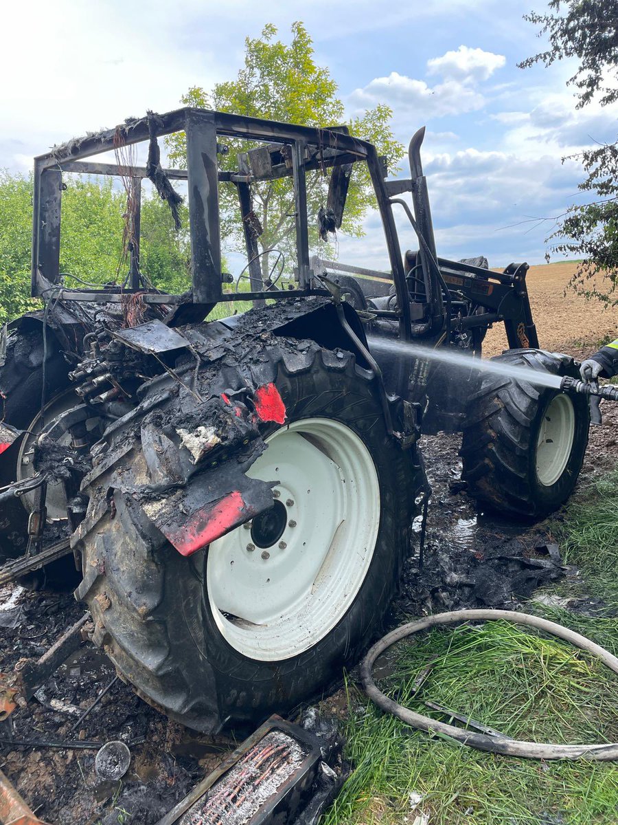 FW_Stierstadt's tweet photo. #Einsatz
++Brennt landwirtschaftliche Maschine++
Freitag 19.05.2023
15:23 Uhr 
Aus noch ungeklärter Ursache brannte während Feldarbeitern ein #Traktor komplett aus.
@FW_Stierstadt 
#FFWeisskirchen
Fotos:
#smtFFstierstadt https://t.co/noZ7WHOejI