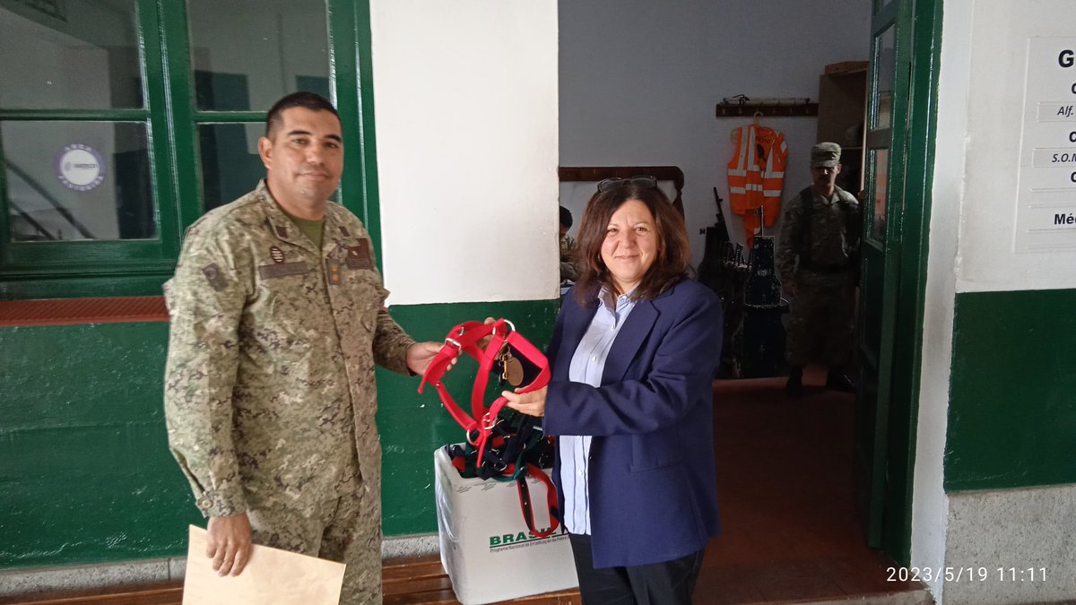 aguiarpatricia7's tweet photo. #Hoy Unidad de Descentralización @MGAPUruguay dirección dptal Colonia entrega al @EjercitoUy cabezadas para equinos para uso del Batallón de Infantería Mecanizado N°4 donde funciona Centro Nacional de Rehabilitación Ecuestre #CeNaFRE #MesdelEjércitoUy #DescentraUy https://t.co/6yo6AQaA1Y