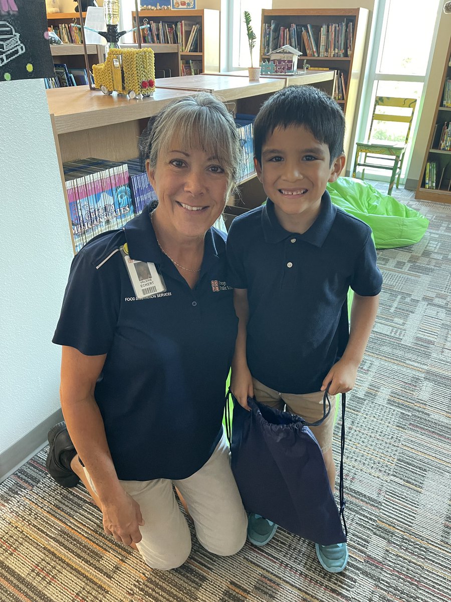 Here is our dear cafeteria manager Ms. Eckert with our Kindergarten Eagle 🦅 Carlos! He is the Food Around the World winner! Congratulations 🎉 @OCPS_FNS @OCPSinnovation