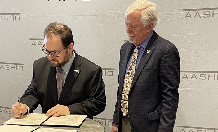 aashtospeaks's tweet photo. A memorandum of understanding signed by @aashtospeaks & @ACTNational at the 2023 #AASHTO Spring Meeting aims to forge closer #multimodal ties between the two #transportation groups.
#AASHTOsm https://t.co/iPLWO6upja