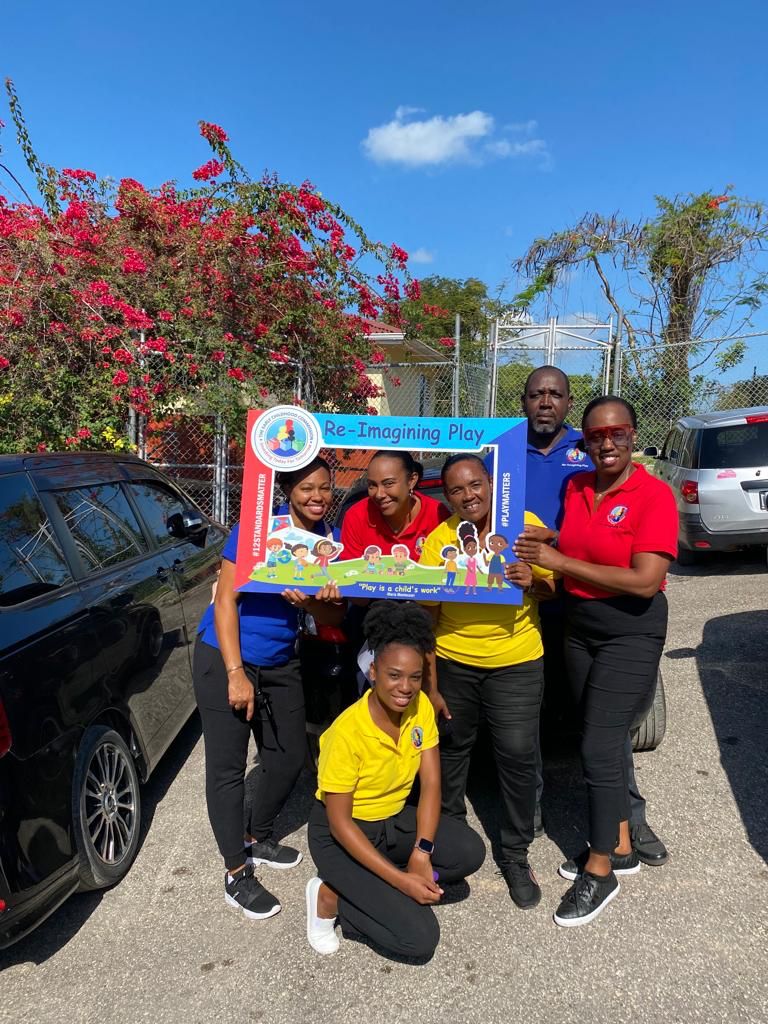 BeeAronson's tweet photo. The team thats in it to win it was ready for Trelawny early this morning. ECC is twenty @ECCJA @ItzmellEcc3 @annie_porter1 @eleanorelvin76 @TanishaMill2012 #PlayMatters #12StandardsMatter #ECC20 https://t.co/oH1gO41OHc