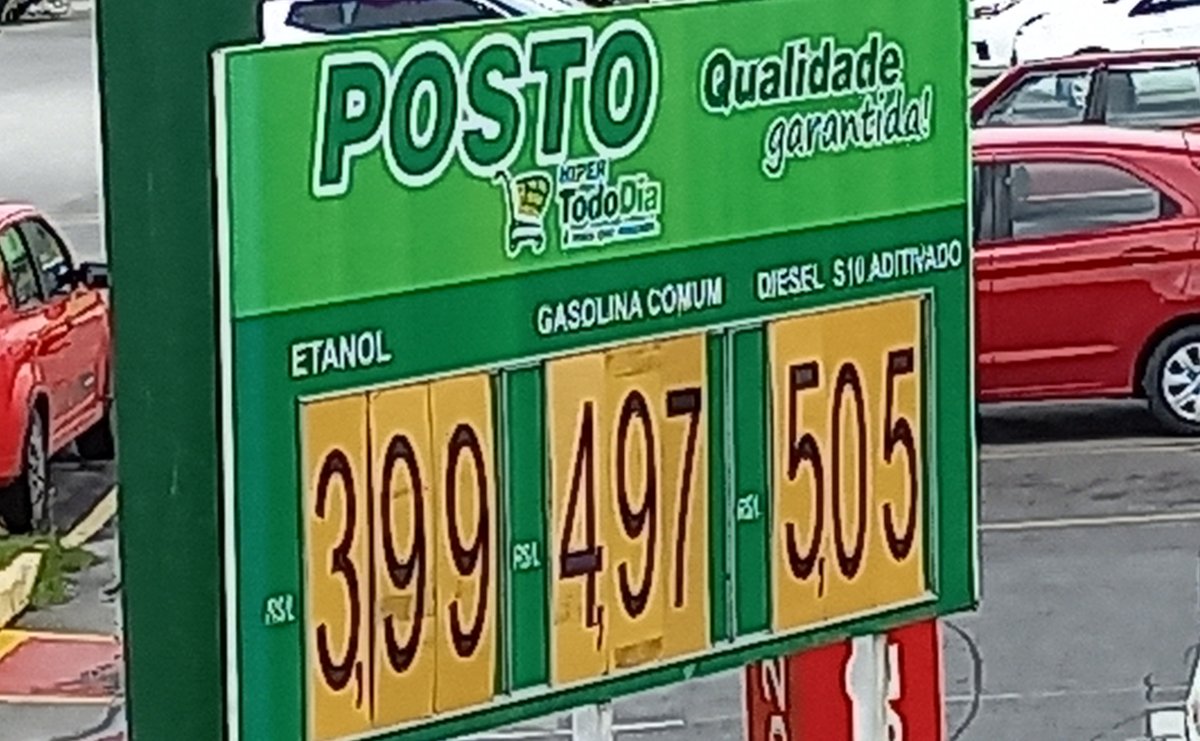wilksoniery's tweet photo. Na frente de casa...

Já tem posto na cidade que a gasolina tá R$ 4,75. https://t.co/A8OzYhMNl9