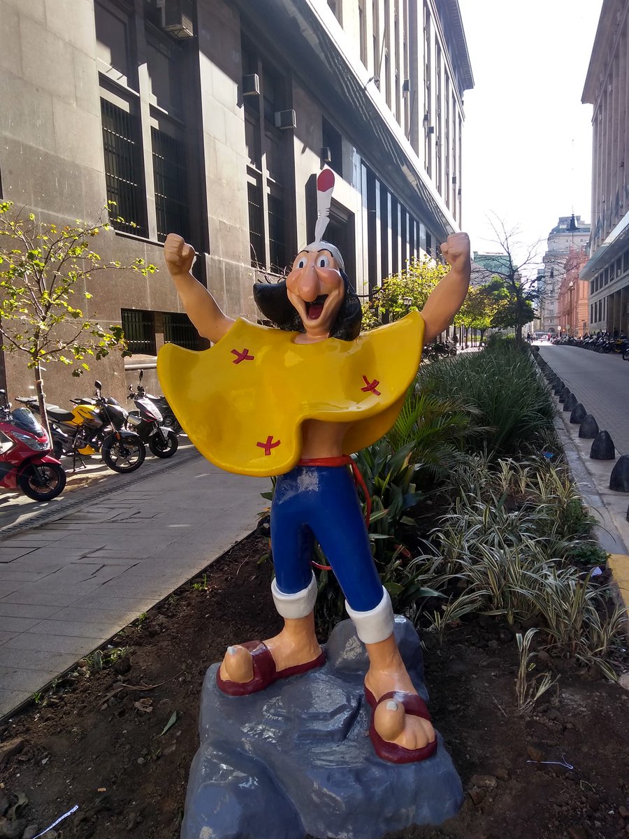 Huija Chei! ya está lista la escultura de Patoruzú en la calle Balcarce y Alsina. CABA.