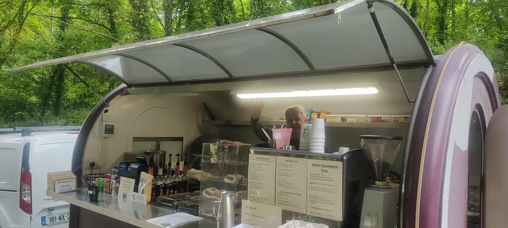 It's always brilliant to stumble across a small food and coffee stand. Hamish in Tintern Woods makes a real-deal pizza with dough from Italy, home made tomato sauce and fantastic home made wild garlic pesto on top. Delicious. #tinternabbey #wexford #sunnysoutheast