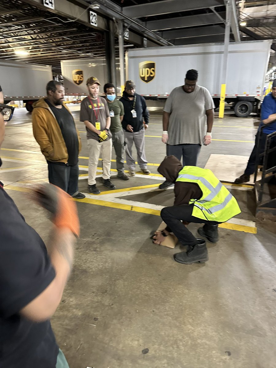 Phl N Feeder unload practicing addressing egress issues within the work area while following the proper lifting methods. Safety first!! @BobKee6 @UpsShell @BarleeUps @LynellFoxworth1 @ted_ups @BrownDenelle @RaymondChew95