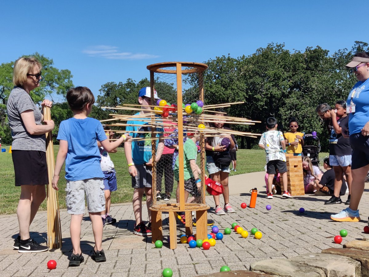 Jones_3D_ART's tweet photo. Having a blast playing Giant games in the park for FUN DAY! @JonesAcademy1 https://t.co/Aap1q4FUsP