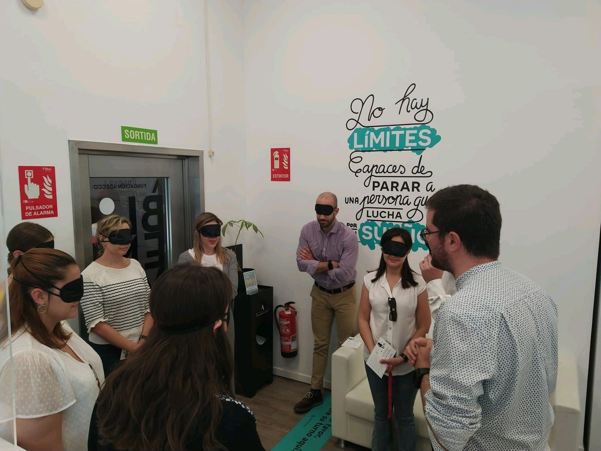 alexbarrera_PP's tweet photo. Impactante experiencia la vivida ayer en la #comidaaciegas de la mano de @fund_adecco, quienes hacen un trabajo de 10.
A pesar de que la sociedad avanza y de que estamos en la buena línea, queda mucho por concienciar y por trabajar en favor de la #inclusión y la #diversidad. https://t.co/YsVifPL4VU
