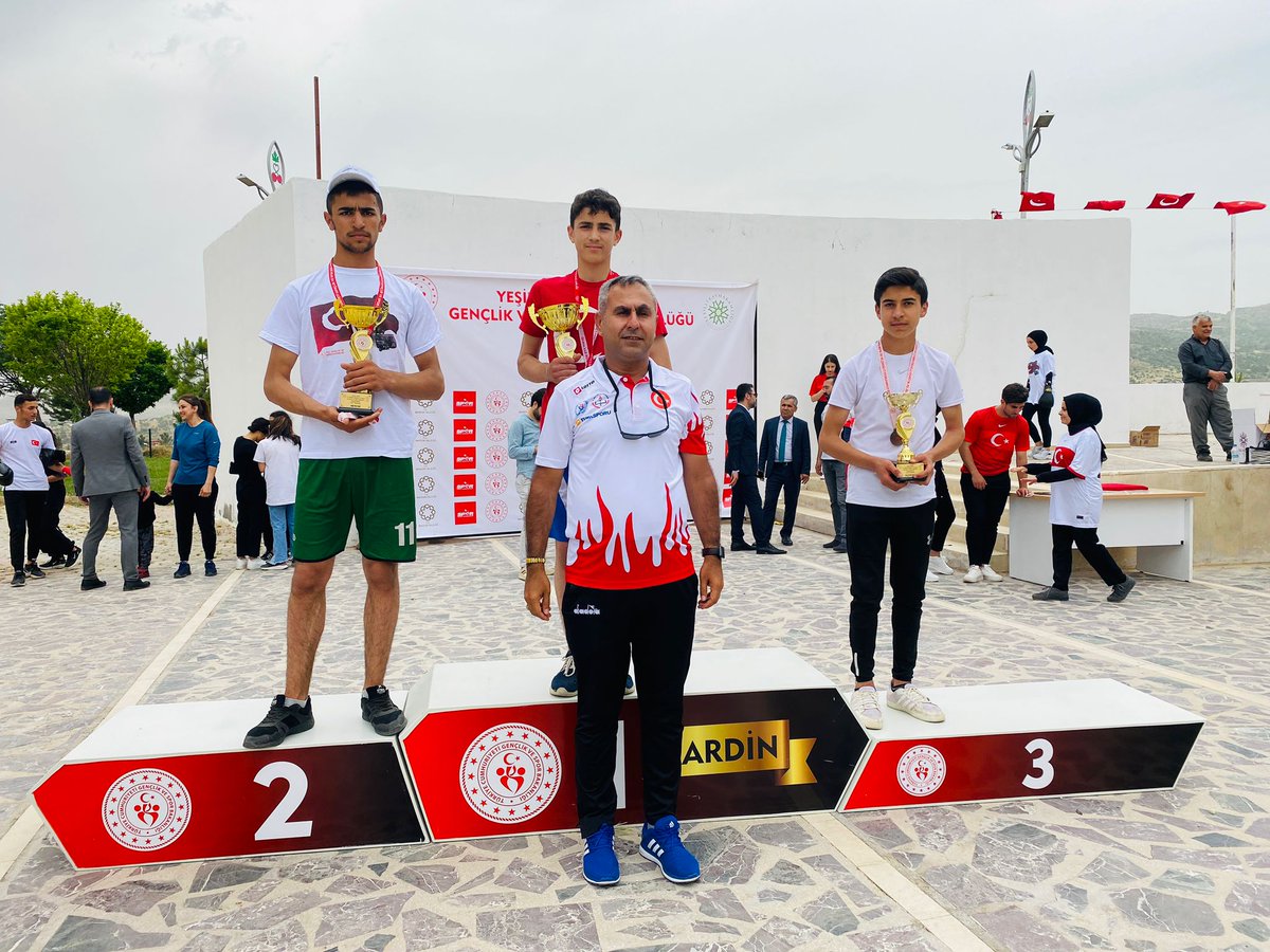 GSB_YesilliGM's tweet photo. 19 Mayıs Atatürk'ü Anma,Gençlik ve Spor Bayramı ile Gençlik Haftası  kapsamında gençlerarası " Kros Yarışması" düzenlendi.🏃🏃
Dereceye giren  Sporcularımıza  Yeşilli Gençlik Merkezi Müdürü Muhammed Çekin tarafından madalya ve kupa takdimi yapıldı.🎖️🎗️💫 https://t.co/xdplDB2oJE