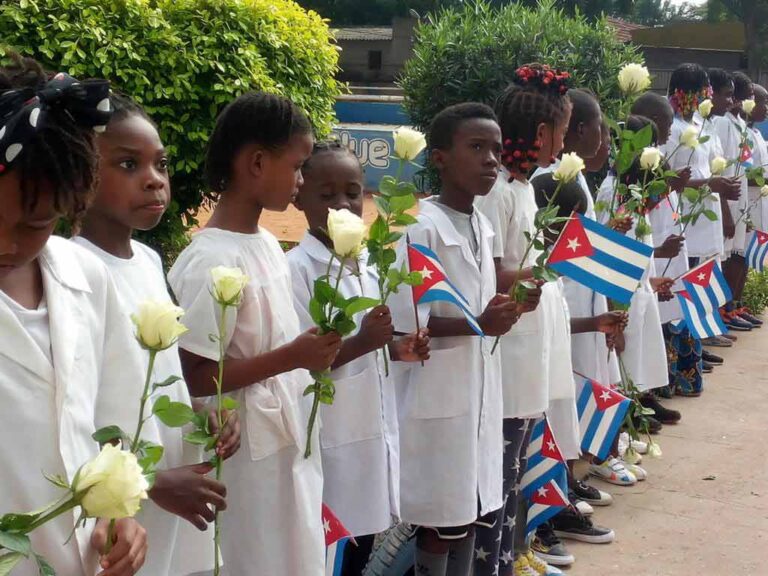 MauryPereira74's tweet photo. Niños de una escuela primaria en Angola evocaron hoy las razones para rendir homenaje al Héroe Nacional de Cuba, José Martí, un hombre de alma pura, culto y patriota, caído en combate hace 128 años.                       #Cuba #MartiVive #LatirAvileño #CiegodeAvila https://t.co/7prOZFc2bG