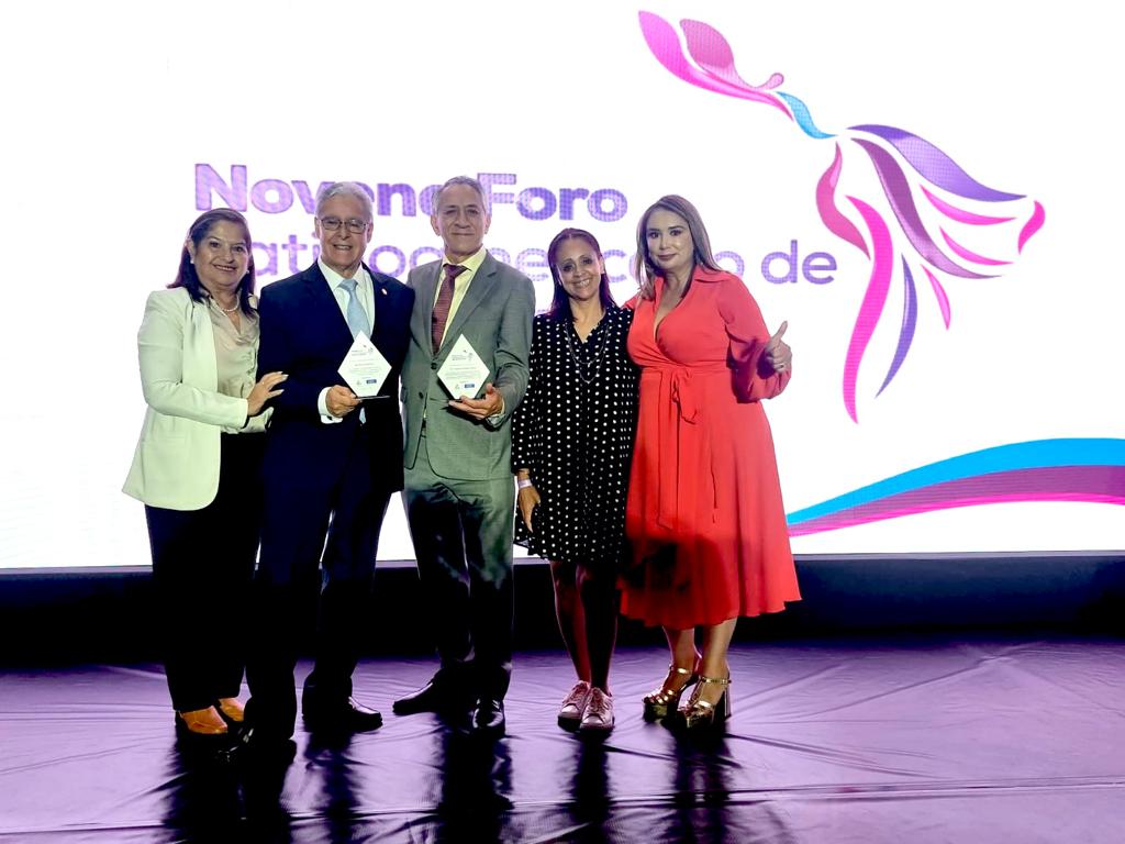 Redcamif1's tweet photo. Presentación del Ing. @Reynoldwalter , Director Ejecutivo de @fafidess y miembro de Junta Directiva de #REDCAMIF en el Noveno Foro de la Banca Comunal realizado en Manta #Ecuador.

Muchas felicidades por la gestión de las buenas prácticas de las finanzas inclusivas en la región. https://t.co/cfZ71wuaYP