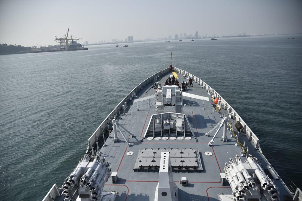 #IndianNavy’s deployment to #ASEAN countries

#INSDelhi & #INSSatpura, under command of RAdm Gurcharan Singh, #FOCEF reach Da Nang, #Vietnam
#19May 23

Warm welcome by Vietnam People’s Navy (VPN)

Will also exercise with VPN at sea

@IN_HQENC @AmbHanoi 
⬇️
pib.gov.in/PressReleasePa…