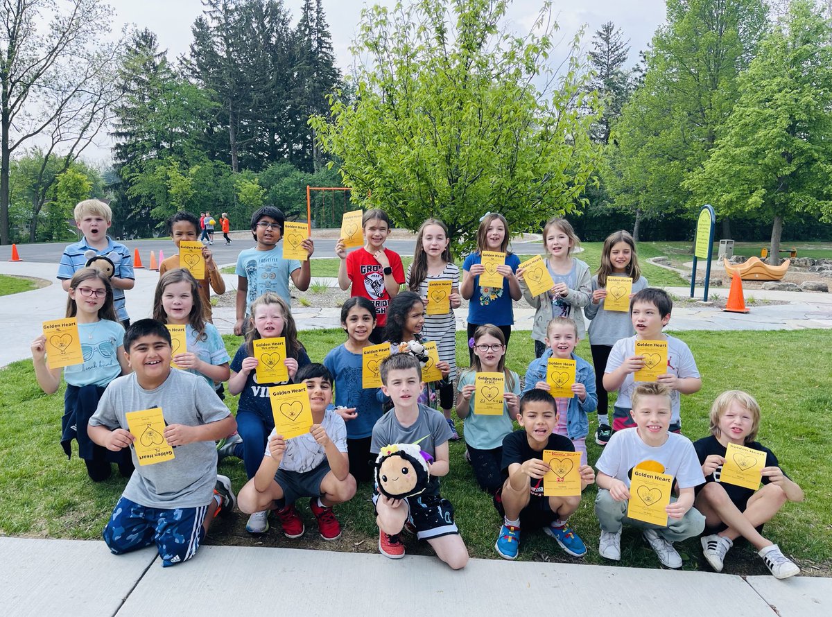 RJohnsonGR2's tweet photo. Celebrating 2️⃣0️⃣0️⃣ 💛GOLDEN HEARTS 💛 for always “BEE-ing 🐝 respectful, responsible and safe! ⁦@barrington220⁩ ⁦@GroveAve220⁩ #WeBelong220 https://t.co/glkMa74Fmt