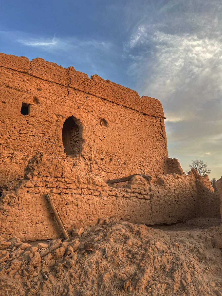 History1700's tweet photo. بسم الله الرحمن الرحيم، أول تغريدة ستكون مقدّمة عن أسرتي الفايز و المقحم أهل العطار و جلاجل بإقليم سدير، وهم من العرينات من قبيلة سبيع، ومن أقدم الأسر في العطار وفي سدير حيث يرجع أقدم نص لذكرهم في عام ١١٠٠هـ أو قبل ذلك يُذكر فيها وَقف ال فايز في العطار بالملك المسمى بـ "العرفجي". https://t.co/NFeOmDEFEw