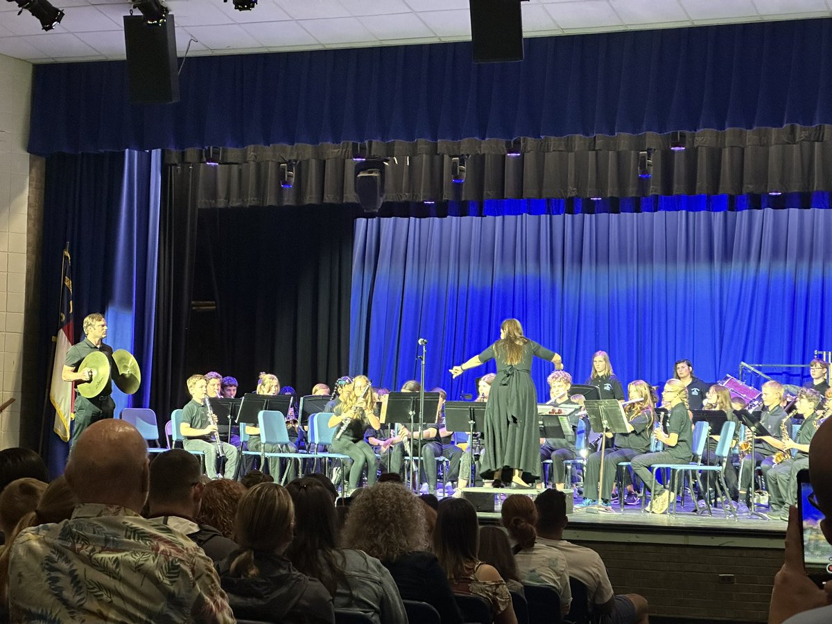 StephenHarrisJr's tweet photo. Last night was great! All grade levels for the @ParkwoodMSNC band did amazing and I got the have a little fun with my 6th graders! 

Thank you @MrsLach_PWMS for inviting me to “preform” 😂

#LeadbyExample #teamUCPS #BetheBest

@jpdelucia @AGHoulihan https://t.co/wIypj3NzLA