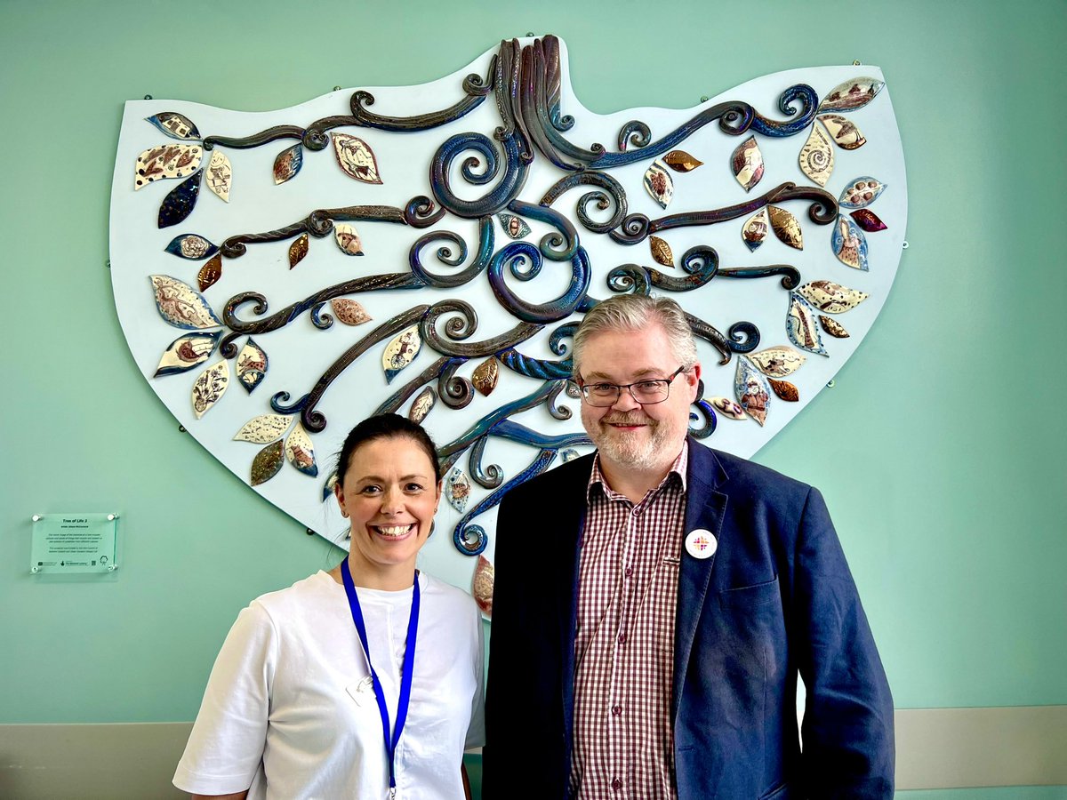 Delighted to receive a visit from @adamsgerard73 the Dean of @FacRadOncology today who visited the radiotherapy department & spoke to @karlee06936729 on her Consultant Radiographer role. 

 @TargetingCancer across the world 🌍 

#teambehindthebeams 
#Radiographerrole