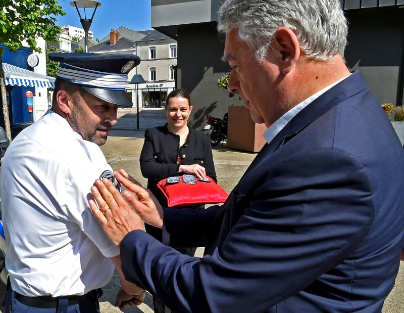 GBOURDOULEIX's tweet photo. J'ai eu le plaisir de remettre l'écusson de la Police Municipale à l'ensemble des agents qui la compose. Cet écusson complète leur uniforme et est à l'image de leur engagement pour la sécurité des Choletaises et des Choletais! 
#Cholet #PoliceMunicipale https://t.co/DDexTWFsoE