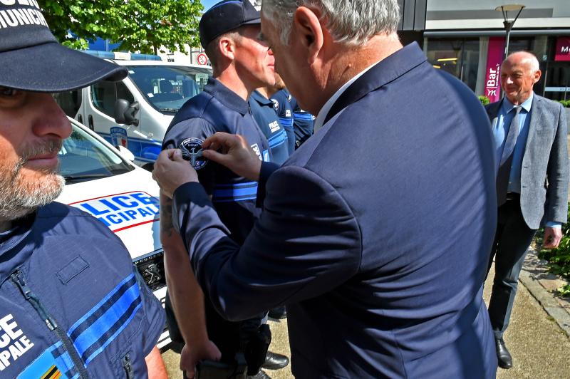 GBOURDOULEIX's tweet photo. J'ai eu le plaisir de remettre l'écusson de la Police Municipale à l'ensemble des agents qui la compose. Cet écusson complète leur uniforme et est à l'image de leur engagement pour la sécurité des Choletaises et des Choletais! 
#Cholet #PoliceMunicipale https://t.co/DDexTWFsoE