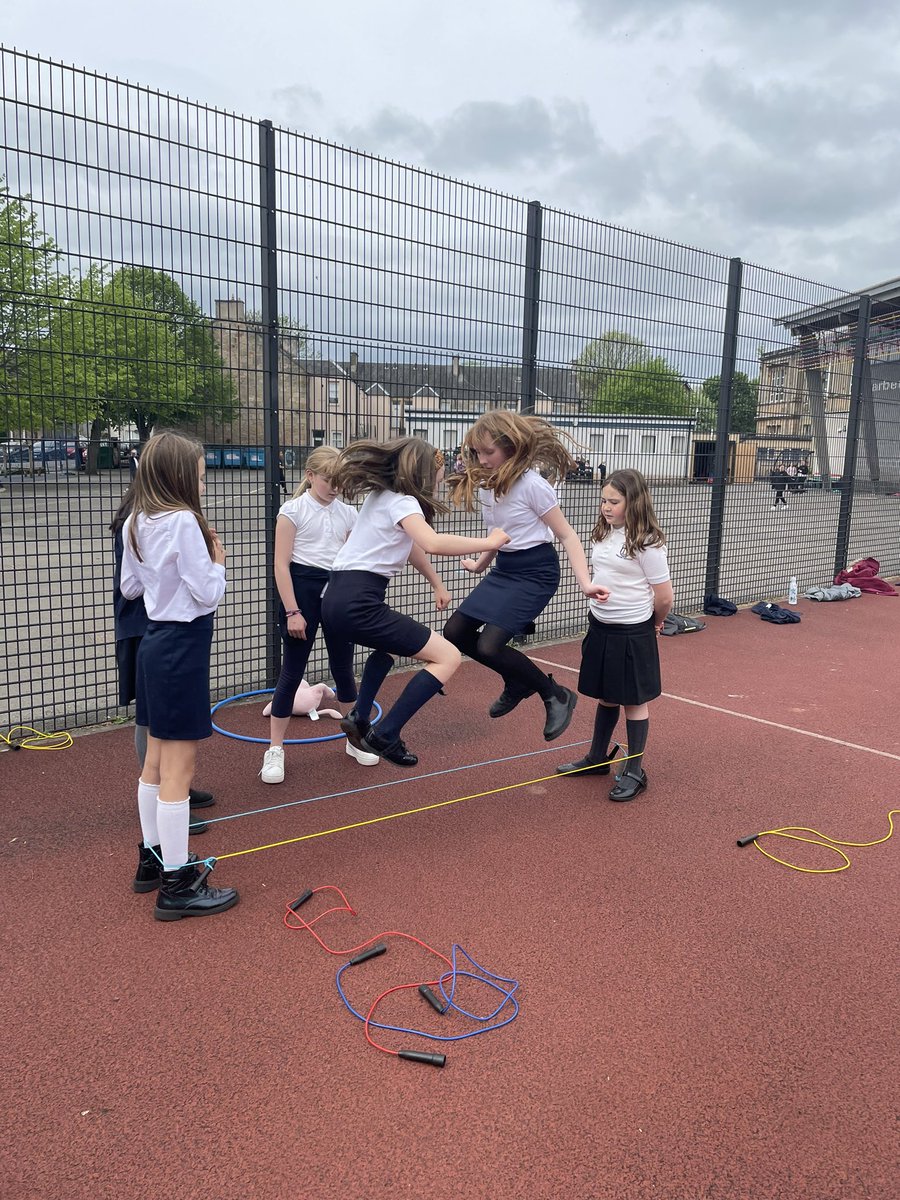 Yesterday afternoon we had some free play time in the MUGA. P5 were learning new games and showing great team working skills playing basketball and football (Miss H even scored a goal!🏆)