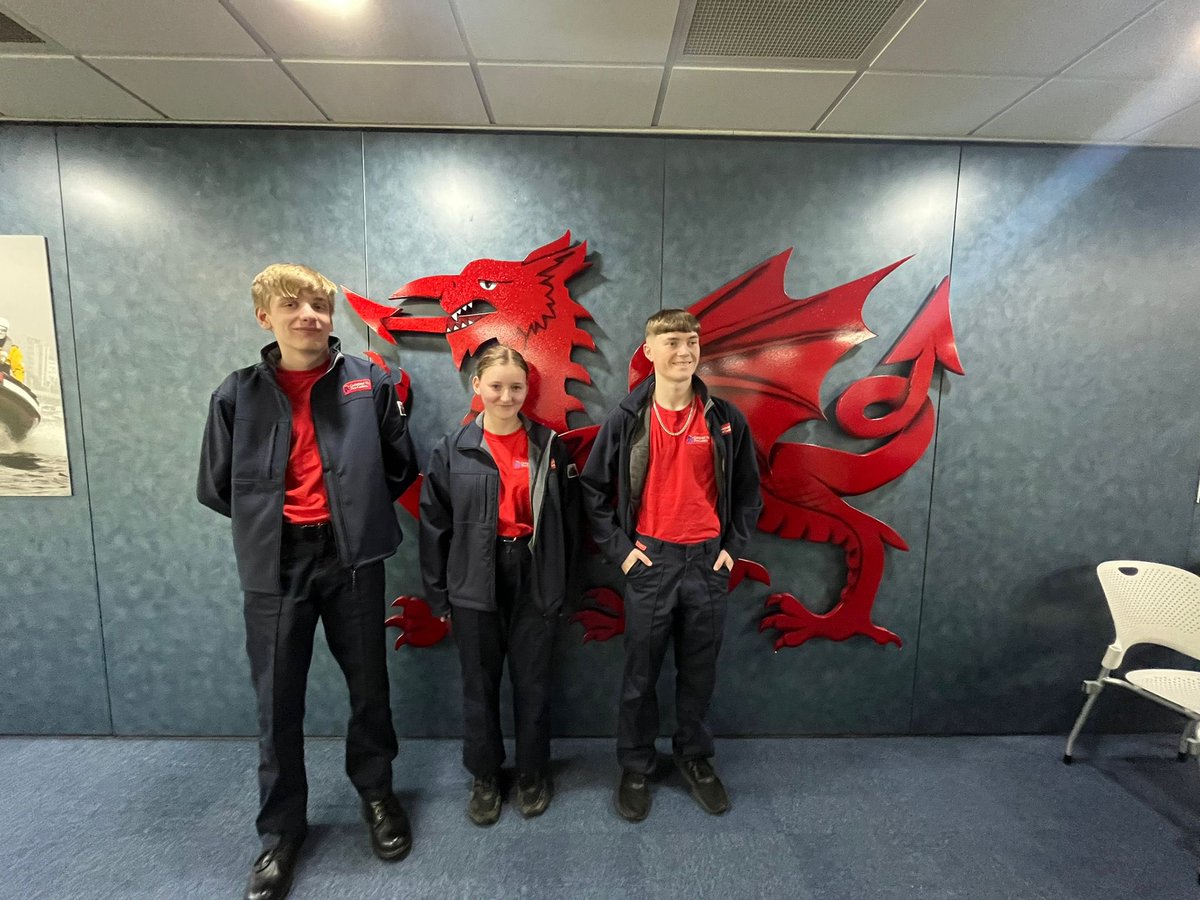 Ddoe wnaeth y cadetiaid tân dathlu ei lwyddiant UKRO at ein pencadlys Gwasanaeth Tân.

Yesterday our fire cadets celebrated their successes at UKRO in our Fire Service Headquarters. 
#firecadet #teamsouthwales #cadettan #swfrs #gtaadc
