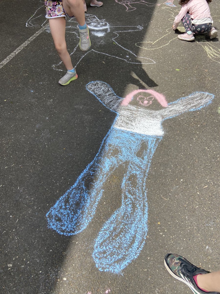 1st grade worked on some Keith Haring inspired chalk drawings on this gorgeous Friday.   ⁦<a href="/colls_tatem/">Tatem Elementary</a>⁩ ⁦<a href="/bkulak11/">Brian Kulak 🖊📓🕹⚾️</a>⁩