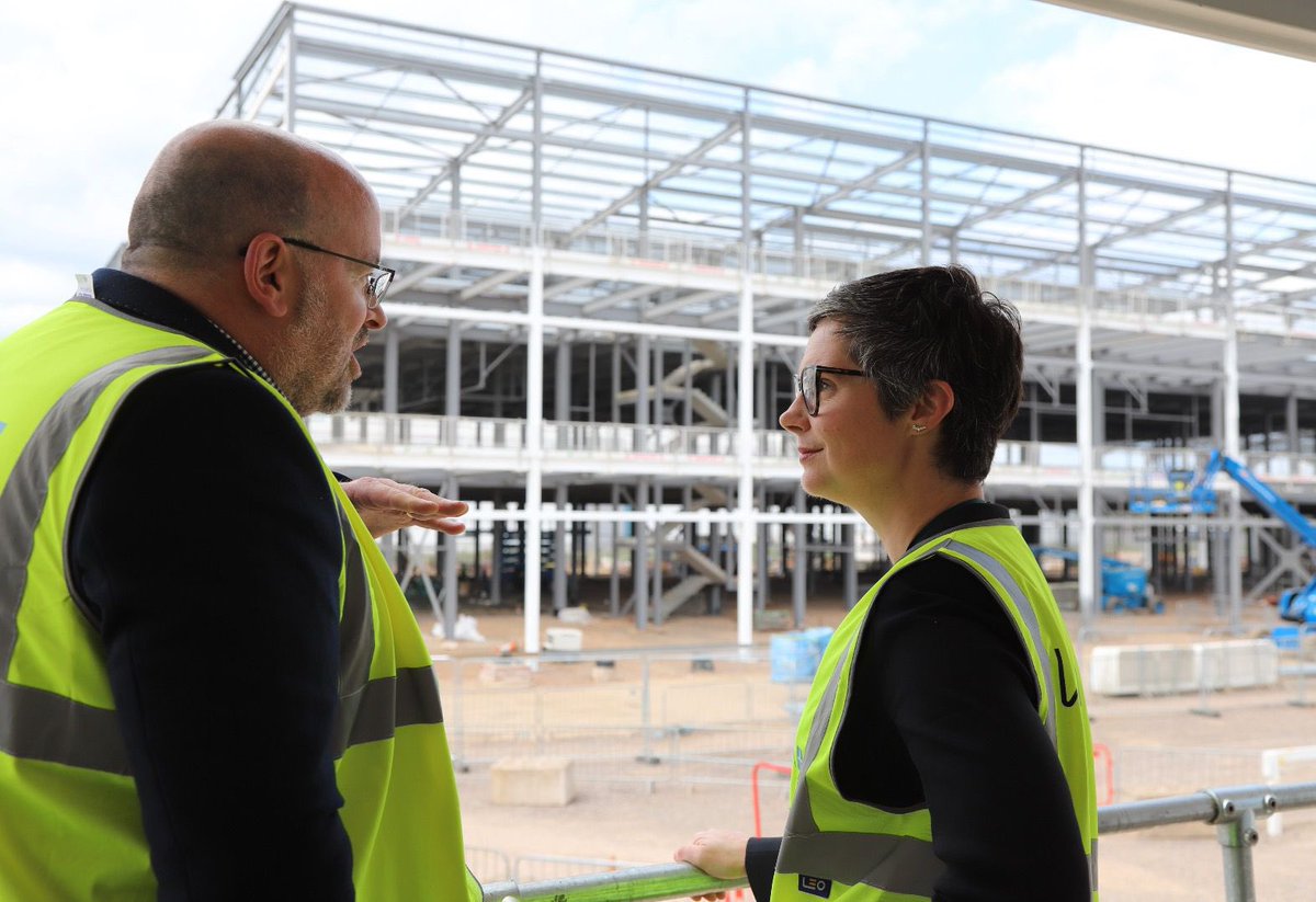 Great to visit the thriving semiconductor cluster in South Wales today to see how our newly announced National Semiconductor Strategy will help boost our strengths in this global sector.

Diolch <a href="/cardiffuni/">Cardiff University</a> @csacatapult @iqeplc  <a href="/KLAcorp/">KLA</a> 🏴󠁧󠁢󠁷󠁬󠁳󠁿