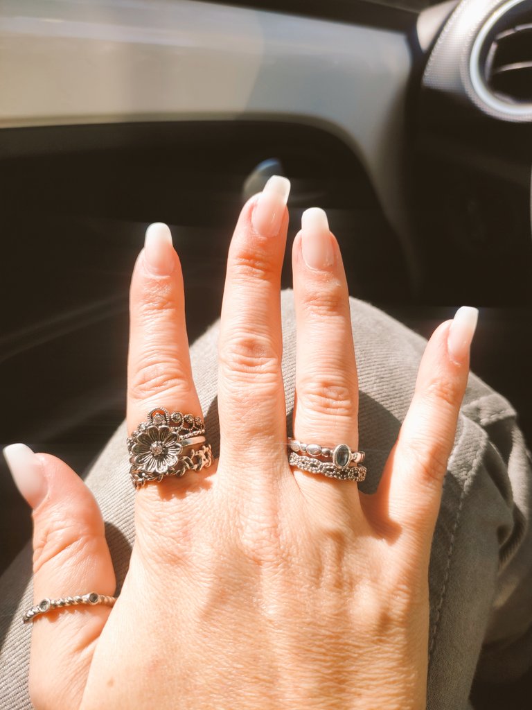 ThaisChiquini's tweet photo. Mas alguém assim? Rs... Dedinhos tortos mas unhas feitas! #vemfds #fds #selfcare #selflove #mimo #unhas https://t.co/NOyr0Gdh6t