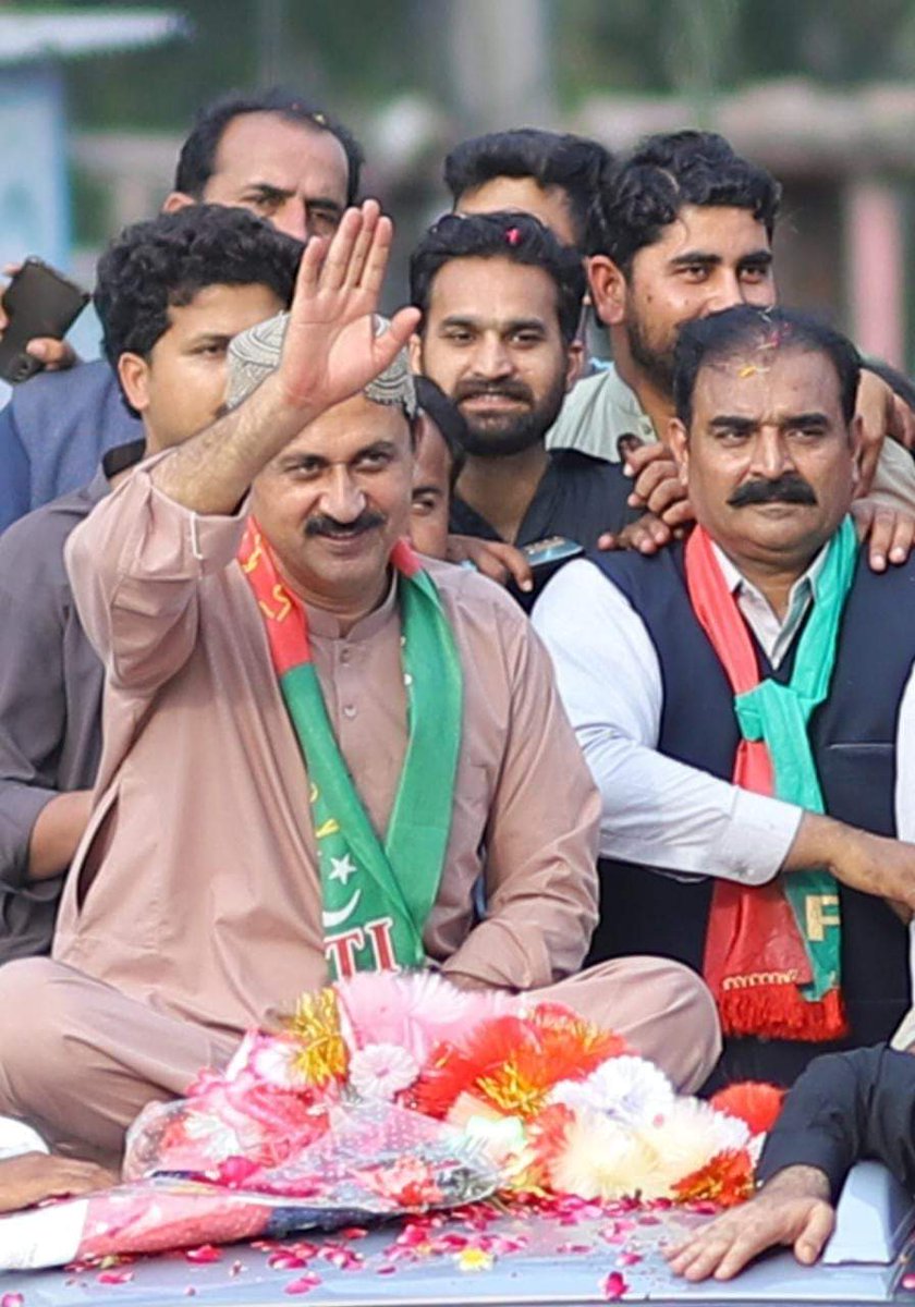 jamshaidAdasti's tweet photo. چیرمین عمران خان کے حکم کے مطابق آج میرے قریبی دوست جام یونس ایڈووکیٹ کی کاوشوں کی وجہ سے پاکستان تحریک انصاف کے گرفتار 40 سے زائد کارکنان کو انسداددہشت گردی عدالت ڈی جی خان میں پیش کر کے ڈسچارج کر دیا https://t.co/lmxzW4FPDl