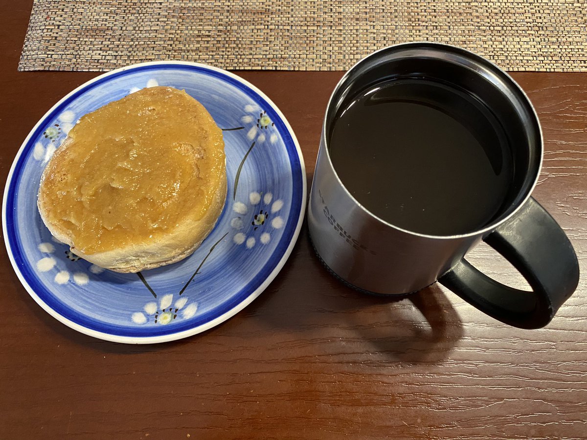 jmrobledo's tweet photo. Concha tradicional con jalea de guayaba, de #CalvilloPuebloMágico
#café de la Sierra Norte de #PueMx (pídalo a @sr_click envíos a todo #Mx), endulzado con miel de abeja calvillense.
#RobledoStyle https://t.co/bkRmuBHoSz