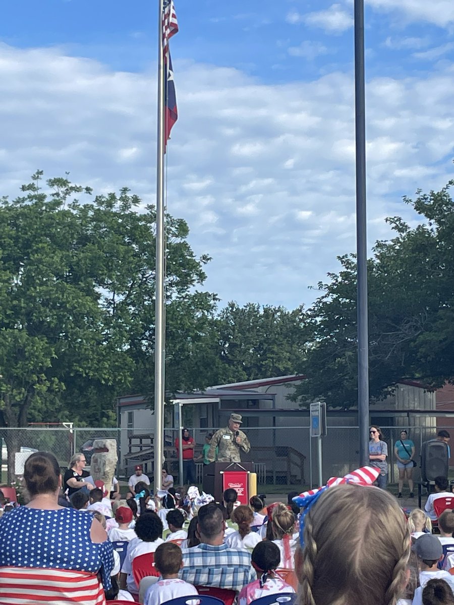 Miller Heights Elem in @BeltonISD had their 56th annual “Proud to be an American” Day! 🇺🇸

SSG Stanley, who attended Miller Heights as a kid, spoke about what it means to be a patriot. So cool!

It was exciting to see kids be awarded for their achievements and patriotism!