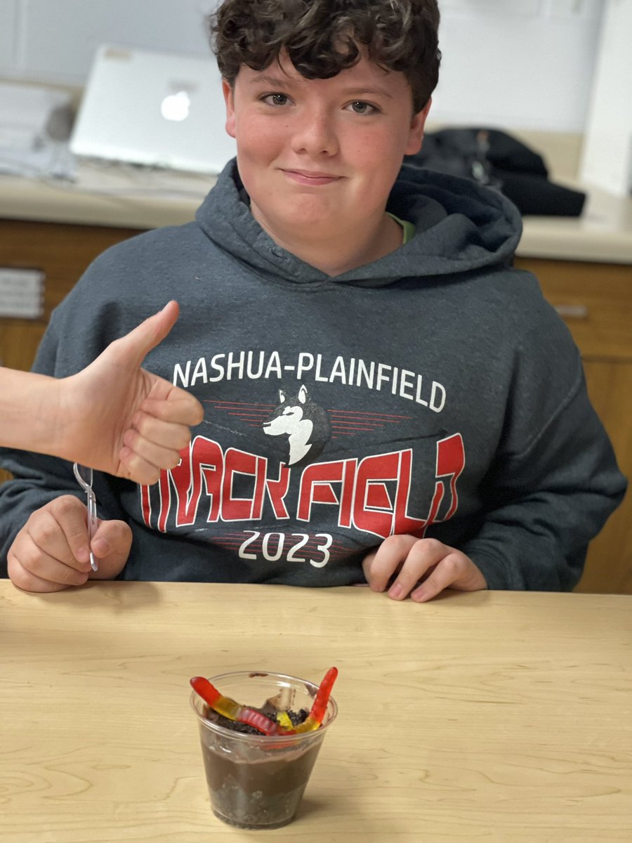 Hull_TeachAg's tweet photo. 7th Grade Exploratory wrapped up their mini-unit on Plants by making their own edible soil profiles! #huskyNProud https://t.co/BVFYhyXgbw