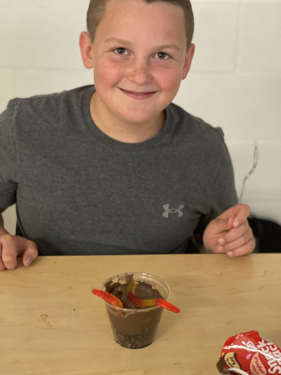 Hull_TeachAg's tweet photo. 7th Grade Exploratory wrapped up their mini-unit on Plants by making their own edible soil profiles! #huskyNProud https://t.co/BVFYhyXgbw