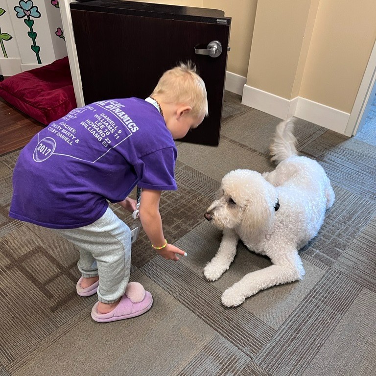 Kennedy had to be sure Mac remembered his manners before giving him a treat. 🐶 Never a dull day with the Director of Smiles around! 

#keepingfamiliesclose #rmhcarkansas #familyfriday