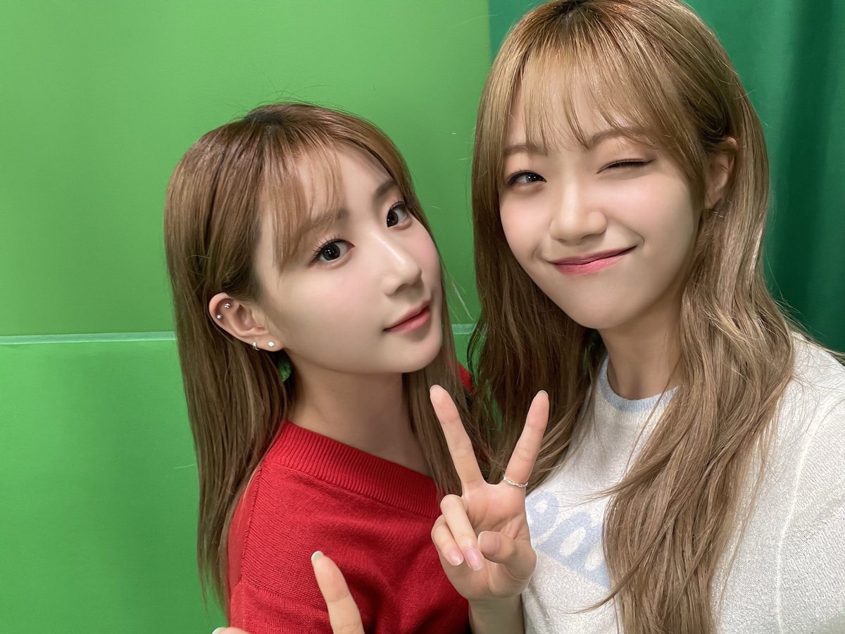 CignatureFP's tweet photo. [📸]

How did you enjoy your time with Jeewon and Dohee in the Metaverse? Jeewon and Dohee were happy to be able to get one step closer to their Signfan😊 Until the day we all become friends! 👍

#cignature #시그니처 #JEEWON #지원 #DOHEE #도희 #MetaTalk #메타톡 #ifland #이프랜드 https://t.co/M6N9Fk2UYZ