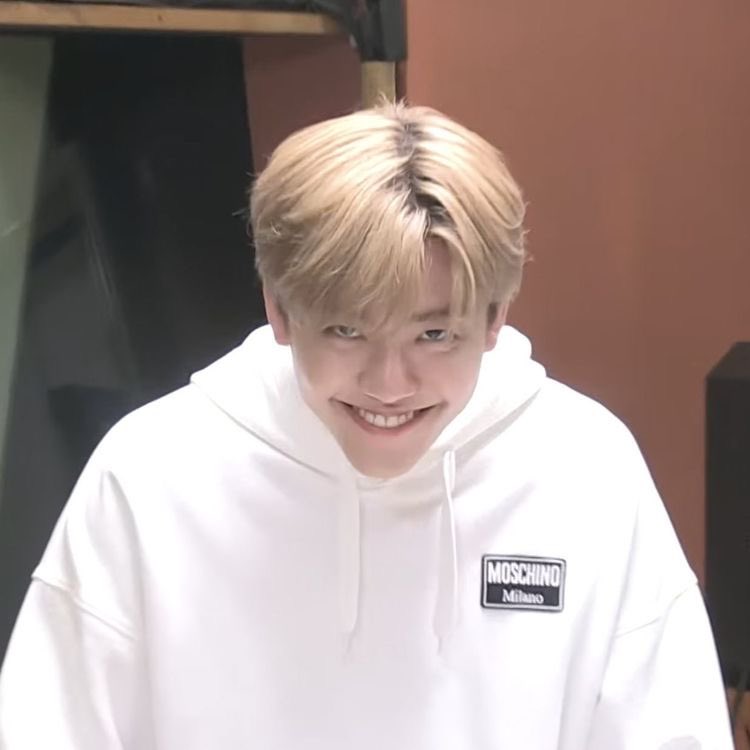 _newed_past's tweet image. 누가이길거 같은데