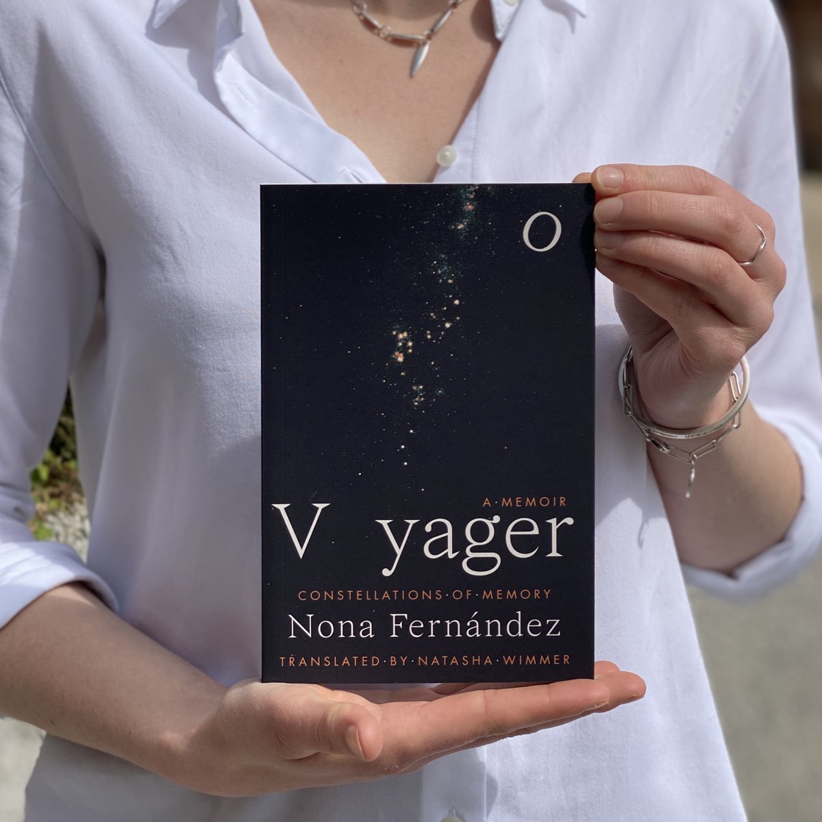 mainstreethare's tweet photo. Today Sarah recommends #Voyager by Nona Fernandez
"Expertly crafted to weave astrology, astronomy, history, politics & personal stories into one moving memoir, Fernandez looks at the power of remembrance and fragility of memory."
#mainstreetbooks #indiebookshop @DauntBooksPub https://t.co/m65RyAtExI