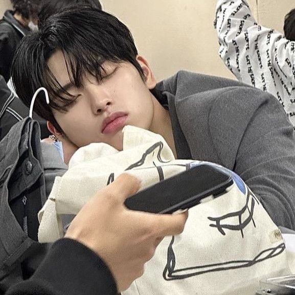 blueslemoned's tweet photo. Makasih ya udh kerja keras selama ini. Selalu inget ada banyak orang yang bakal support dan kasih banyak cinta ke kamu. Semoga sehat, bahagia, &amp; apapun mimpi kamu semoga dapat tercapai.
I'm proud to be u'r fans🤍
#HappySeunghwanDay
#지금부터_이승환_생일이야 
#OurShiningSeunghwan https://t.co/ocu0R79jvx