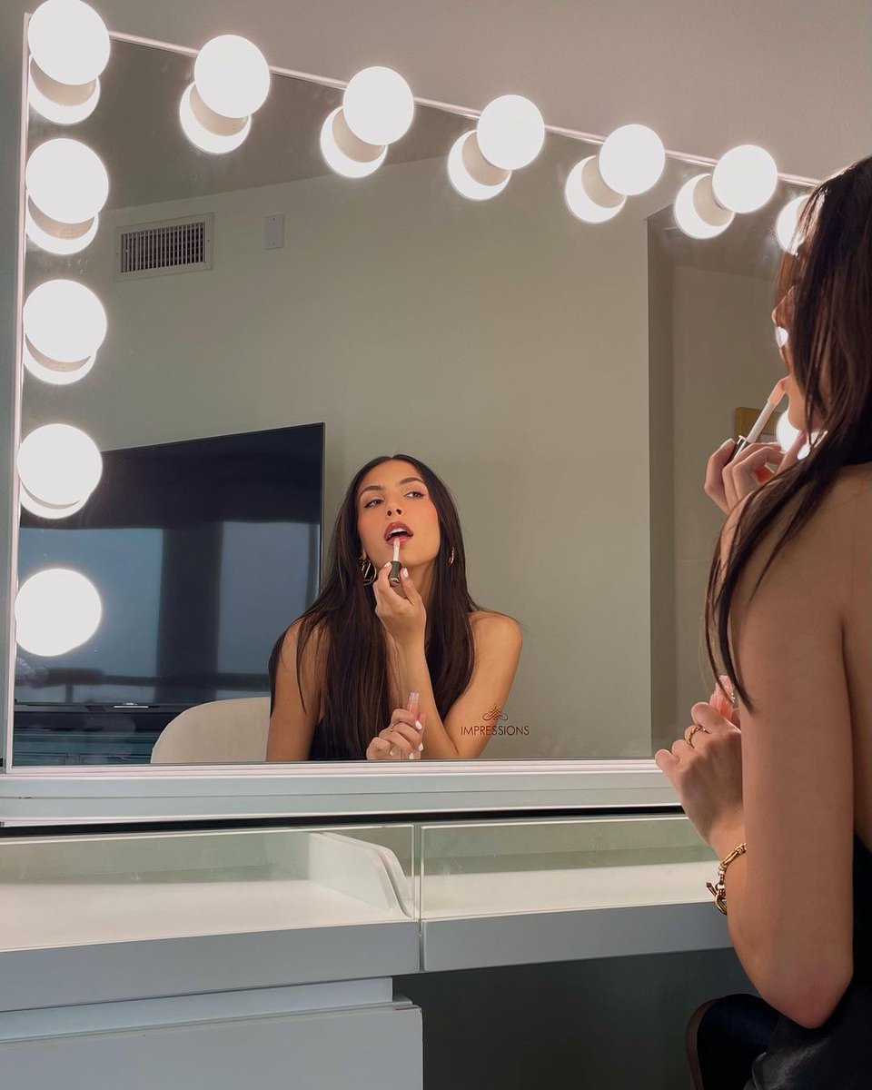 You can never go wrong with a glossy lip and bomb lighting!💋💡  

✨Featuring the gorgeous @jenarosemusic and her SlayStation® Bella Vanity Table and Hollywood Glow Pro Vanity Mirror😍 

#slay #glamroom #makeup #vanity #mirror #slaystation #vanitymirror #makeuproom #selfie